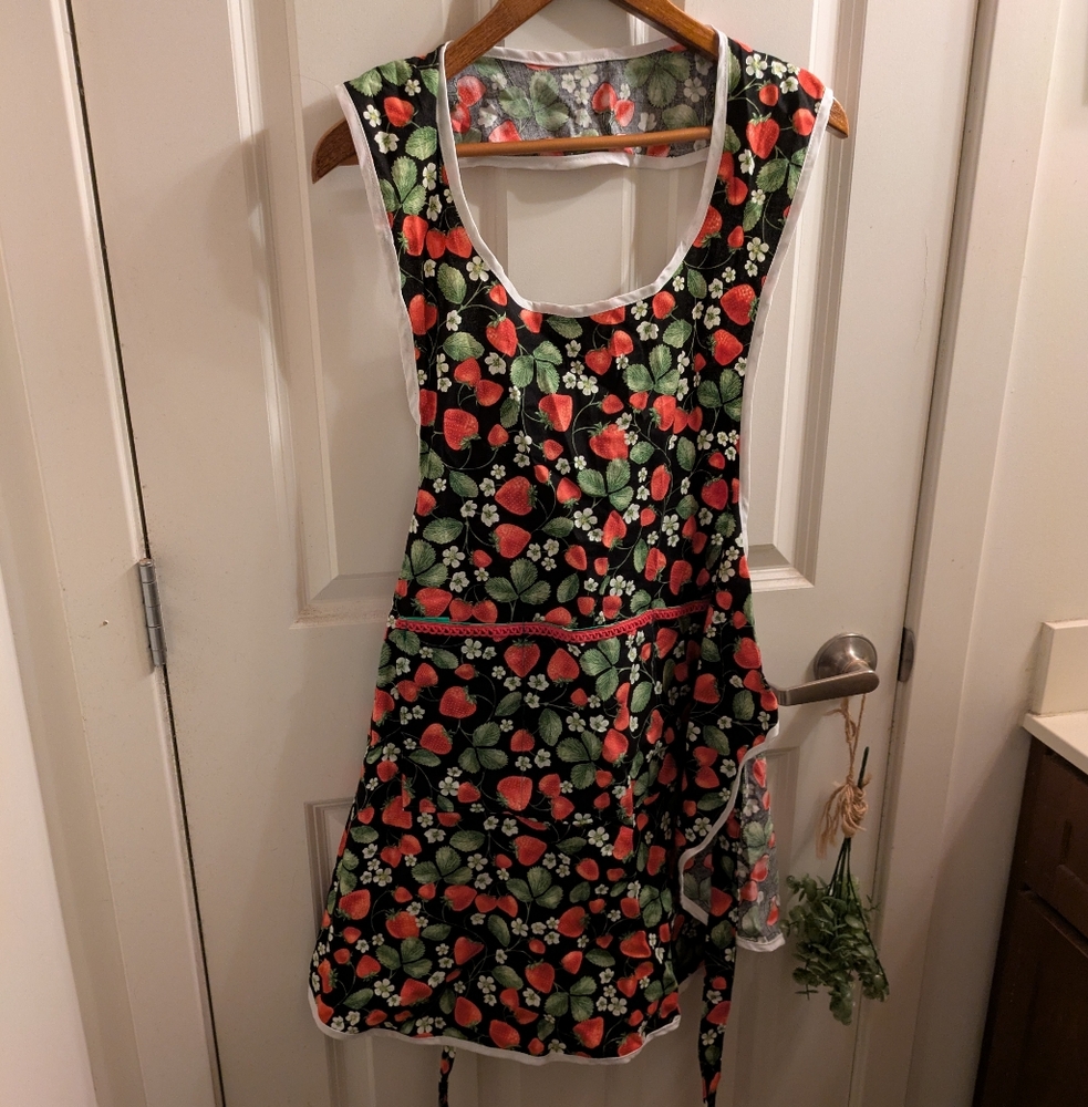 🍓 Handmade Strawberry Apron with Pockets 🍓